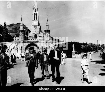 Gregory Peck im Gespräch mit Anthony Quinn am Set von "Siehe, ein fahles Pferd" Stockfoto