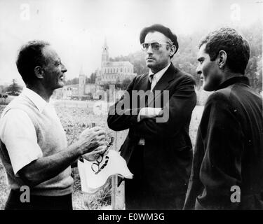 Gregory Peck im Gespräch mit Omar Sharif und Fred Zinneman am Set von "Siehe, ein fahles Pferd" Stockfoto