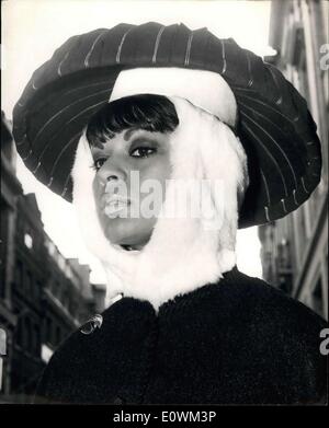 16. Juli 1963 - neue Hüte auf der Messe in London. : Cocktails in Tibet''... Stile aus der Herbst - Winter-Kollektion von außerordentlichen Mitglieder von der integriert Society of London Fashion Designers - wurden heute in London gezeigt. Foto zeigt Cocktails in Tibet - eine weiße Angora-Cagoul - gekrönt von einem schwarzen Filz Pilz Krone - und getragen von Jan de Souza - Vormittag es von roten Crawford gestylt ist. Stockfoto