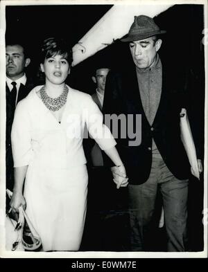 Sept. 09, 1963 - Quinn mit der Mutter von seinem Kind: Dann langte er in Rom gestern aus Paris um einen Film, Filmstar zu beginnen, Anthony Quinn am Bahnhof von 28-j hrige Jolanda Addolozi, das Mädchen aus einer italienischen Adelsfamilie erfüllt wurde, die seinen Sohn vor fünf Monaten gebar. (Quinn zugelassen die Vaterschaft). Quinn hat eine Frau und vier Kindern in Amerika und hat seit 25 Jahren verheiratet. Foto zeigt Anthony Quinn und Jolanda Addolozi bei ihrer Ankunft in Rom. Stockfoto