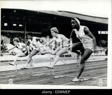 3. August 1963 - USA gewinnt 80-Meter-Hürde: nehmen die erste Hürde in der Frauen 80 Meter Hürde Veranstaltung in den USA im Vergleich zu Großbritannien und Nordirland und eingereichten treffen im White City Stadium heute sind (von links nach rechts): Anne Nutting, GB und Rosie Anleihen,, USA. Veranstaltung wurde von Anleihen in 11,1 Sekunden gewonnen, zweiter wurde Nutting und dritten Charlesworth. Stockfoto