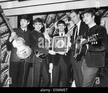 Die Beatles erhalten eine Silber-CD von George Martin von EMI Stockfoto