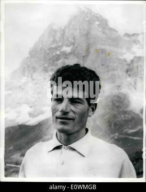 8. August 1963 - einsamer Mann Beats The Killer Peak Alpine Guide The North Wand von The Eiger: Michael Darbellay, eine 29 Jahre alte Bergführer hat die erste jemals Aufstieg der tückische Nordwand des Eigers solo gemacht. Darbellay Rasisre in der Region Wallis Schweiz hat den Aufstieg in 19 Stunden - nur zwei Stunden weniger als die Platte eingerichtet durch eine schnell Zweimann-Schweizer Tee, am vergangenen Donnerstag zu klettern. Foto zeigt Michele Darbellay abgebildet nach seinem großen Aufstieg. Hinter ihm kann der Eiger zu sehen. Stockfoto