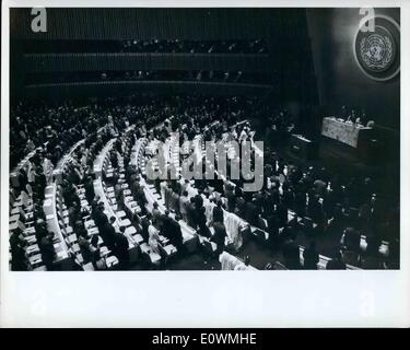 Sept. 09, 1963 - UN-Generalversammlung öffnet siebzehnten ordentlichen Tagung: Der 17. ordentlichen Tagung der Generalversammlung eröffnet heute Nachmittag am Amtssitz der Vereinten Nationen. Hier ist eine Ansicht von der General Assembly Hall unmittelbar nach die Sitzung als Vertreter stand für eine Minute des Schweigens gewidmet Gebet oder Meditation eröffnet. Stockfoto