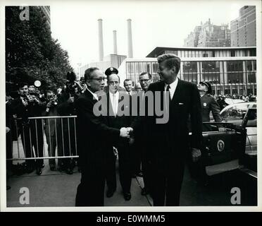 Sept. 09, 1963 - Präsident der Vereinigten Staaten besucht Amtssitz der Vereinten Nationen. Vereinte Nationen, New York, 20. September 1963: der Präsident der Vereinigten Staaten, Kennedy, hat einen offiziellen Besuch abgestattet United Nation Hauptquartier heute und die Delegierten der 18. Sitzung der Generalversammlung behandelt. Präsident Kennedy (rechts) ist hier bei seiner Abreise gesehen, als er Abschied, Generalsekretär U Thant gebietet. Herzstück ist Botschafter Adlai E. Stevenson, ständiger Vertreter der Vereinigten Staaten, der Vereinten Nationen. Stockfoto