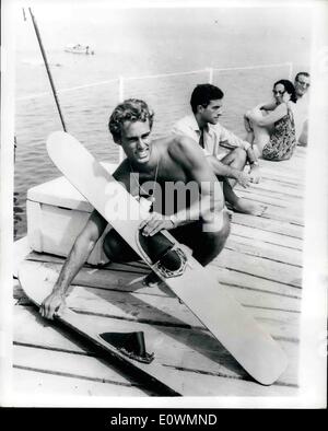 8. August 1963 - hübscher Sohn eines berühmten Vaters. Gesehen einen Zauber von Wasserski in der Nähe von Venedig, in der Sonne zu genießen, ist Sean Flynn, Sohn des berühmten verwegene amerikanische Schauspieler Errol Flynn. Stockfoto