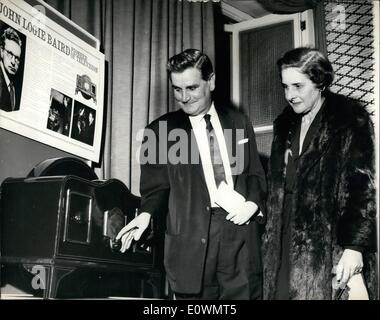 8. August 1963 - TV PIONEER Witwe IN LONDON. Mrs MARGARET BAIRD, Witwe von JOHN LOGIN BAIRD, der Schotte, der Fernseher, erfunden hat aus ihrem Haus in Kapstadt, nach England kommen: Südafrika, für einen zweiwöchigen Besuch, bei einem Empfang für sie heute Abend eines Gastes. WILLIAM TAYNTCN, die als sehr junge Büro 1926 BAIRD in seinen Experimenten geholfen wurde und war in der Tat die erste Person, die jemals auf einem Fernsehen Kern, Foto-SHOWS: MRS erscheinen. MARGARET BAIRD gesehen mit WILLIAM TAYNTON und eine Nachbildung eines sehr frühen Fernsehers einstellen. Stockfoto