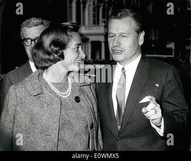 Sept. 09, 1963 - Nelson Rockefeller in London: Nelson Rockefeller, Gouverneur des Staates New York und im Rennen zu den nächsten republikanischen Präsidenten der Vereinigten Staaten, ist auf Europa-Tournee nach London gekommen. Begleitet wird er von seiner neuen Frau Margaretta, die er heiratete im Mai letzten Jahres, ungefähr ein Jahr später seine erste Ehe geschieden wurde. Der 55-jährige Gouverneur stößt Herr Maudling, Mr. Harold Wilson, Lord Mountbatten und Herr Macmillan während in diesem Land, dann geht er nach Deutschland, West Berlin, Brüssel und Paris auf. Foto zeigt Nelson Rockefeller und seine Frau glücklich. Stockfoto