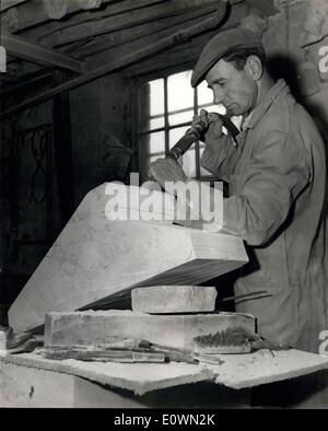 12. Aug. 1963 - Kathedrale von Lincoln; Kathedrale Stonesman Ronald James wird bei der Arbeit an einer riesigen Operation gesehen, die Reparatur der Kathedrale von Lincoln. Die Kathedrale wurde im 13. Jahrhundert weitgehend aus Kalkstein, die im Regen zu lösen neigt gebaut und da das Gebäude steht auf einem Hügel ohne hohen Boden nach Osten vor Russland erreichen es ist sehr ausgesetzt, die Elemente. Die Reparaturarbeiten werden für mehrere Jahre dauern, und ein Appell wurde für 200,000, die mit einer Rate von 1 alle 90 Minuten reagiert gestartet Stockfoto