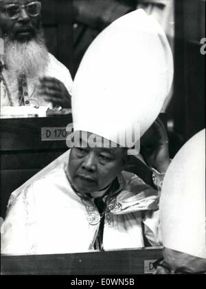 12. Dezember 1963 - Rom, 4. Dezember 1963. Seine Heiligkeit Papst Paul VI. besuchte heute Morgen der letzte Arbeitstag des Rates bei der Kirche San Peter. Er den Vorsitz über des weltweit 2000 römisch-katholischen Bischöfe bei der feierlichen Zeremonie von einem scharlachroten drapierten Thron. Staatssekretär Kardinal Amleto Cicognani Papst die Heilige Messe gefeiert. Kardinal Urbani Bischof von Venedig adressiert eine lateinische Rede. OPS: Monsignore Ngo Dinh Le Thuc, Madame Nhu Schwager. Stockfoto