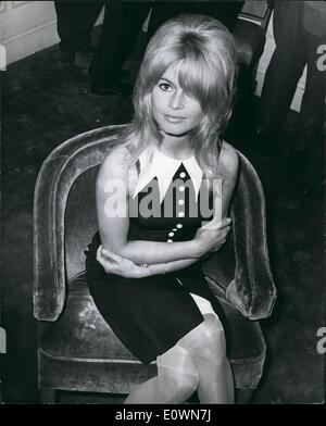 10. Oktober 1963 - BB '' fliegen um In Boos: französische Filmstar Brigitte Bardot kam nach England gestern einige Streetshots in ihrem neuesten Film '' The Adorable Idioten '' zu schießen. Als sie, ihr ankam Flugzeug war eine Stunde Lats, und sie hielt sich der Rezeption für weitere 80 Minuten während sie ging und hatte eine Badewanne, die sie mit Buh-Rufe aus der französischen und italienischen Fotografen, die h Anzeige so lange gewartet, und ein Soufflé begrüßt wurde entwickelt. Foto zeigt eine unruffled Brigitte Bardot in London gestern. Stockfoto