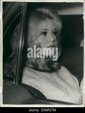 10. Oktober 1963 - Brigitte Bardot in London: französische Filmstar Brigitte Bardot ist gekommen, um London zu den Dreharbeiten einige Szenen in ihrem neuesten Film '' The Adorable Idioten ''. Foto zeigt Brigitte Bardot kommt an das Filmset in Hampstead mit dem Auto. Stockfoto