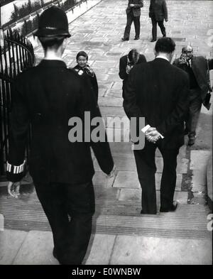 10. Oktober 1963 - Herr Mauding in der Downing Street. Foto zeigt, dass Herr Reginald Maudling geht leise aus seinem Büro Nr. 11 Downing Stockfoto