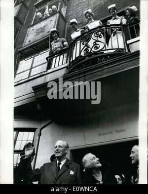 10. Oktober 1963 - verlässt Mr.McMillan Krankenhaus. ehemaliger Premierminister Harold Macmillan verließ den König Edward Krankenhaus für Offiziere gestern. Er war dort für eine Notfall-Operation stürzte und anschließend trat die Premier League. Foto zeigt Herr Macmillan verlässt das Krankenhaus begleitet von Lady Dorothy, von Krankenschwestern aus dem Krankenhaus Balkon beobachtet. Stockfoto