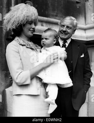 1. Januar 1964 - London, England, UK - (Foto, genaues Datum unbekannt) JOHN HOWARD CORDLE (11. Oktober 1912 - 23. November 2004) war eine britische konservative Partei Politiker. Er diente als Mitglied des Parlaments 1959-74. Bild: JOHN HOWARD CORDLE, rechts, mit Frau Venetia und Tochter Rachel bei ihrer Taufe im Jahr 1964. Stockfoto