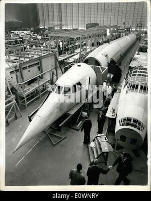 24. Oktober 1963 - '' Mock Up'' Concord Sitzplatzkosten. Eine hölzerne Mock, der neue Eintracht Anglo französischen Überschall-Verkehrsflugzeug gebaut wurde bei der British Aircraft Corporation arbeitet bei Filton, Bristol. Der Hauptzweck der potenziellen Kunden Vorluke Anlagen, Kabine Layouts, Möbel-Systeme und allgemeine Anordnung des Innenraums zeigen. : Foto eine allgemeine Ansicht zeigt Die Mock bis. Das Hitze-Visier vor dem Cockpit befindet sich in der unteren Position. Es kann während des Fluges reduzieren Luftwiderstand in Überschall Kreuzfahrt ausgelöst werden. Stockfoto