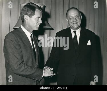 1. Januar 1964 - Robert Kennedy trifft Mr.Butler: Herr Robert Kennedy US Attorney General, der in London für Gespräche mit der britischen Regierung über seine fernöstlichen Tour heute Morgen angekommen. Foto zeigt Kennedy mit Mr. Butler während ihrer Sitzung am heutigen Abend im Ford-Büro. Stockfoto