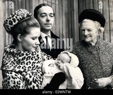 1. Januar 1964 - Taufe von Sir Wilson es Urenkel bei St. Pauls: Hugo, Sohn von Mr. und Mrs Piers Dixon und große Enkel von Sir Winston Churchill wurde heute Morgen in St. Paul getauft, seine Mutter ist Sir Winston Enkelin Edwina. Das Foto zeigt nach der Taufe, Hugo mit seinen Eltern und seiner Urgroßmutter Lady Churchill. Stockfoto