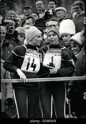 1. Januar 1964 - IX. Olympische Spiele Inssbruck 1964 Damen Slalom. Die Damen slalom in Lizum Winn Französisch Christine Goitschell OPS: v.l.n.r Christine Goitschel (Goldmedaillie) und Marielle Goitschel (Silvermedaille) Stockfoto