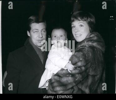 1. Januar 1964 - Jule, Tony und Emma fliegen; Musical star Julie Andrews in London angekommen an diesem Morgen, begleitet von ihrem Ehemann, Bühnenbild und ihre einjährige Tochter Emma. Julie hat in MGMs satirischen Komödie '' die Amerikanisierung von Emily'' in Hollywood Darsteller. Foto zeigt Julie Andrews mit Tony und Baby Emma am Flughafen London heute Morgen. Stockfoto