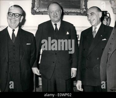 1. Januar 1964 - Außenminister Mittagessen mit Mr. Butler: die türkische und griechische Außenminister, die in London oder der Zypern-Konferenz hatten Mittagessen mit Außenminister Herr R.A. Butler in Nr. 1 Carlton Gardens in London heute. Foto zeigt (von links nach rechts) der türkische Außenminister Herr Feridun Erkin, Mr R.A. Butler und die griechische Außenministerin Mr Xanthopoulos Palamas. Stockfoto