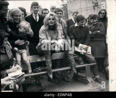 25. Oktober 1963 - 25.10.63 Brigitte Bardot in London. Französische Filmstar Brigitte Bardot ist nach London gekommen, für die Erschießung von einigen Szenen in ihrem neuesten Film The Adorable Idioten mit Anthony Perkins. Foto zeigt: Brigitte sitzt auf einer Parkbank am Film Standort Standort in Hampstead. Stockfoto