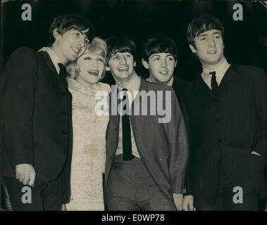 11. November 1963 - Marlene Dietrich Treffen der Beatles. " Berühmte deutsche Kabarettist und Filmstar Marlene Dietrich gilt mit der beliebten Gesangsgruppe der Beatles, wenn sie für heute Abend Proben wurden die königlichen Befehl Variety Performance im Prince Of Wales Theatre in Anwesenheit der Königin-Mutter heute Abend stattfinden soll. Stockfoto