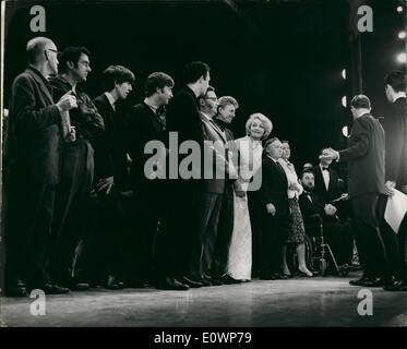 11. November 1963 - Royal Variety Show Proben: Proben stattgefunden haben heute für heutige Royal Command Performance Vielfalt im Prince Of Wales Theatre, um in Anwesenheit der Königin-Mutter sah. Foto zeigt Marlene Dietrich sieht entlang der Reihe von Künstlern, sind sie (von links nach rechts) Wilfred Branbell, Harry H. Corbett, Geor Harrison, John Lennon, Buddy Greco, Harry Secombe, Tommy Steel und Charlie Drake. Stockfoto