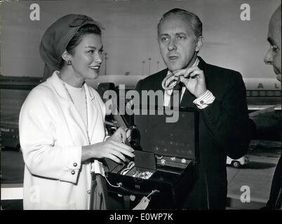 11. November 1963 - Linda Christian charmante Schauspielerin gesehen heute am Flughafen Fiumicino warten berühmte Englischsprecher Hughie Green aus London, übermitteln an die Schauspielerin ihre Juwelen, die ihr in London vor einigen Tagen gestohlen wurden. Die Schauspielerin konnte es nicht glauben; in der Tat als die wertvollen Juwelen gestohlen wurden Linda Christian fiel mit Zusammenbruch und sie wollte nicht glauben, sie könnten sie zurück. Foto zeigt glücklich Linda und Hughie Green. Stockfoto