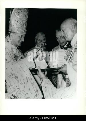 11. November 1963 - besuchte Papst Paul Vi. heute Morgen eine sehr wichtige Zeremonie in der Basilika des Heiligen Johannes im Lateran einer der größten und wichtigsten Kirchen Roms. Seine Heiligkeit der Papst die Schlüssel der Basilika erhalten und stellt die Autorität des Papstes auf die katholische Church.A. Foto zeigt, dass der Papst Paul VI., Simbolic Keies von St. Giovanni Basilica Kardinal Benedetto Aloisi Masella verleiht. Stockfoto