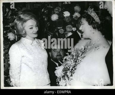 11. November 1963 - THE QUEEN MOTHER trifft MARLENE KÖNIGINMUTTER begleitet von Prinzessin MARGARET und LORD SNOWDON, besuchte gestern Abend der königlichen Befehl Variety Performance im Prince Of Wales Theatre. Foto zeigt: Nach der Show trifft die Königin-Mutter Marlinene Dietrich den berühmten Film und Caberet Stern. Zwischen ihnen. In einem Rollstuhl ist MICHAEL FLANDEES. Stockfoto