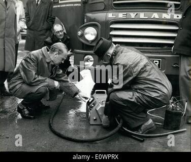 11. November 1963 - prüft, ob Herr Marples Diesel Rauch. Verkehrsminister Herr Ernest Marples, wurde heute Vormittag an einer am Straßenrand Stichprobenkontrolle auf Diesel engined Nutzfahrzeuge übermäßiger Rauch ausstoßen. Diese Prüfungen werden vom Ministerium für Prüfer in Verbindung mit der Polizei durchgeführt. Foto zeigt: Mr Marple überprüft die Menge des Rauchverunreinigung aus einem LKW durch eine spezielle Maschine, die mit dem Auspuff verbunden. Stockfoto