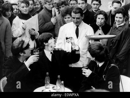 Die Beatles genießen Sie einen Drink in Paris Stockfoto