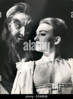 2. Februar 1964 - "Kaufmann von Venedig" auf Tour gehen: das British Council nehmen eine Version von Shakespeares "Kaufmann von Venedig" auf eine Tour durch Südamerika und dem Kontinent. Die Hauptrollen werden von Sir Ralph Richardson und Barbara Jeffore gespielt werden, bevor Sie verlassen erscheint sie im Theatre Royal. Brighton, das Spiel wird präsentiert in der Feier von Shakespeare; s 400. Geburtstag. Foto zeigt '' Shylock'' gespielt von Sir Ralph Richardson und '' Portia'' von Barbara Jefford in der Kaufmann von Venedig während der Proben heute gespielt. Stockfoto