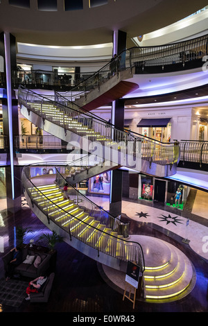 Innere des Burjuman Shopping Mall in Dubai Vereinigte Arabische Emirate Stockfoto