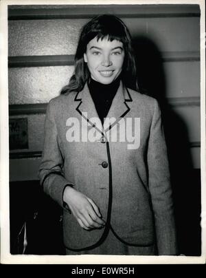 11. November 1963 - Leslie Caron Arrives to Appear in Ballets de Paris. Leslie Caron, das '' American in Paris'' Film Mädchen kam in London an diesem Morgen, wo sie mit Roland Petit im Ballet de Paris, im Teatro Stoll nächste Woche tanzen. Roland Petit kam mit ihr in Victoria. Keystone-Foto zeigt: Leslie Caron, bei ihrer Ankunft am Victoria heute Morgen gesehen. Stockfoto