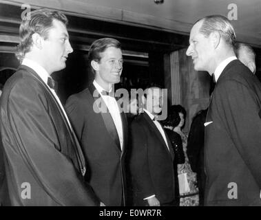 Prinz Philip im Gespräch mit den Stars von "The Victors" bei premiere Stockfoto