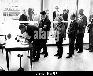 Amerikaner in London erhalten Sie Neuigkeiten der Kennedy-Ermordung Stockfoto