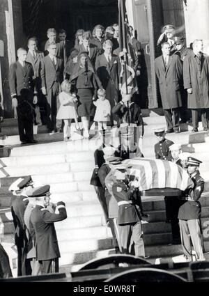 Jacqueline Kennedy besucht ihre Ehemänner Beerdigung mit ihrer Familie Stockfoto