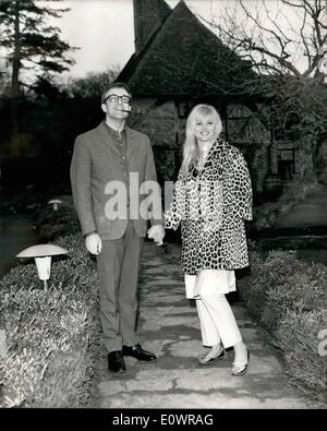 2. Februar 1964 - Peter Sellers zu heiraten Britt Eklund: Nach einem Wirbelwind zweiwöchigen Balz, Peter Sellers, 38, ist wahrscheinlich die reichste Schauspieler in Großbritannien, 21 Jahre alte schwedische Schauspielerin Britt Eklund zu heiraten. Britt in Großbritannien heute angekommen, nachdem er, Ehe auch vorgeschlagen hatte ihr transatlantischen telefonisch nach New York. Peter Verkäufers erste Ehe endete in einer Scheidung im März dieses Jahres. : Bild Peter Sellers shows Britt auf dem Gelände seines schönen Hauses, Brookfield, bei Elstead, Surrey heute. Stockfoto