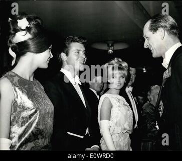 2. Februar 1964 - Gespräche Cliff Meets The Prince H.R.H Prinz Philip mit Schauspieler/Sänger Cliff Richardsw im Odeon Kino, Leicester Square gestern Abend anlässlich der Konzertaufführung Film Aufführung des Films '' bewegen über Darling''. Auf der linken Seite ist Schauspielerin Samantha Eggar und auf der rechten Seite ist die schwedische Schauspielerin Britt Eklund, die britischen Schauspieler Peter Sellers letzte Woche geheiratet. Stockfoto