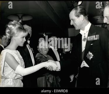 2. Februar 1964 - trifft Britt der Prinz; H.R.H Prinz Philip Shakes Hände mit der schwedischen Schauspielerin Britt Eklund, der britische Schauspieler Peter Sellers letzte Woche verheiratet. Die Anlässe war letzte Nacht Royal Film Performance von '' bewegen über Darling'', die das Odeon Leicester Square gestern Abend stattgefunden hat. Beobachten, von links nach rechts, sind andere Stars des Films, Jack Hawkins, Margaret Rutherford, Stanley Baker und Millicent Martin. Stockfoto