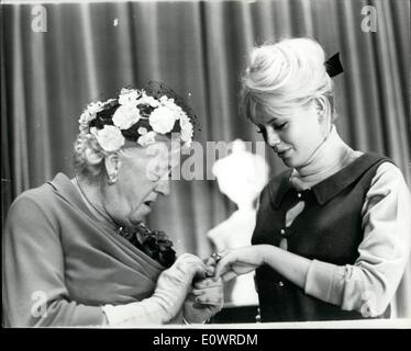 2. Februar 1964 - Margaret Rutherford sieht die neuen Ehering.: es war ein einsames Mädchen unter den Sternen, die Teilnahme an der gestrigen Probe der Royal Film Performance Komödie '' Move über Darling''. Sie war die neue Frau Peter Sellers - schwedische Schauspielerin Britt Eklund, und sie war einsam weil Peter. die sie letzte Woche geheiratet hat musste nach Hollywood, um einen Film zu machen. Das Foto zeigt Veteran Schauspielerin Margaret Rutherford, die in dem Film schauen am Jäten und Verlobungsringe von Britt Eklund erscheint. Stockfoto