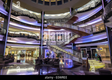 Innere des Burjuman Shopping Mall in Dubai Vereinigte Arabische Emirate Stockfoto