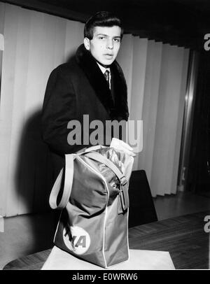 Sänger Frank Sinatra Jr. am Flughafen während der tour Stockfoto