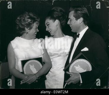 4. April 1964 - film '' Oscars'' von Audrey die britischen Akademie Stationen wurden gestern Abend in London präsentiert. Audrey Hepburn? als Ehrengast, die Auszeichnungen an Rachel Roberts (beste Leistung von der britischen Schauspielerin in This Sporting Life) und Dirk Bogarde (bester britischer Schauspieler in The Servant) ausgehändigt. Foto zeigt nach der Präsentation von links: Rachel Roberts, Audrey Hepburn und Dirk Bogarde. Stockfoto