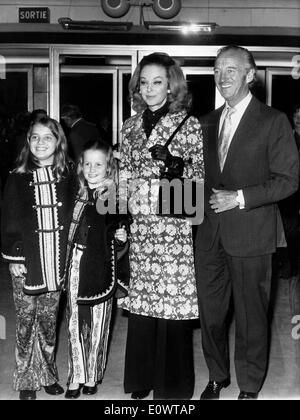 Schauspieler David Niven mit seiner Familie bei einer Filmpremiere Stockfoto