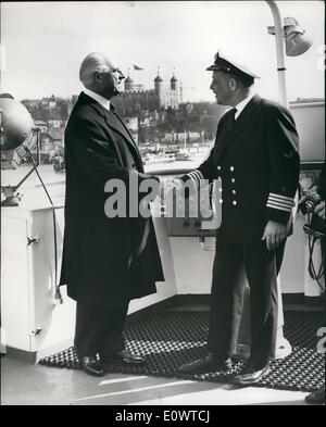 3. März 1964 - Lord Mayor of London besucht Newship: The Lord Mayor of London, Alderman C.James Harman und die Stadt Sheriffs heute Morgen besuchte formal der neuen 7.000 Tonnen Israel Auto Fähre m.v. Bilu, die nach London auf seiner Jungfernfahrt von der belgischen Bauherren in Antwerpen gekommen ist. Bilu ist im Mittelmeer zu fahren, bevor wir ins Linienverkehr zwischen Italien und Israel. Foto zeigt, dass der Lord Mayor schüttelt Hände mit Benjamin Yatir, der Kapitän der Bilu heute Morgen. Im Hintergrund ist der Tower of London zu sehen. Stockfoto