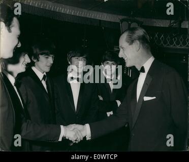 3. März 1964 - der Herzog trifft die Beatles: "letzte Nacht, des Reiches Ballsaal, Leicester Square in London, H.R.H Prinz Philip, Duke of Edinburgh vorgestellt Carl-Alan Awards - '' Oscars'' der Gesellschaftstanz Industrie-unter den Gewinnern waren die Beatles, wer den Award für den herausragenden stimmlichen Rekord gewann für Tanz des Jahres (sie liebt dich). Fotoshows am gestrigen Präsentationen Prinz Philip schüttelt Hände mit Ringo Starr, beobachtet von den anderen drei Beatles. Stockfoto