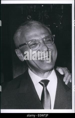 4. April 1964 - Regisseur George Cukor '' kann Fair Lady '' trifft Akademiemitglied Rene Clair.: berühmte Regisseur George Cukor von '' Sta Stockfoto